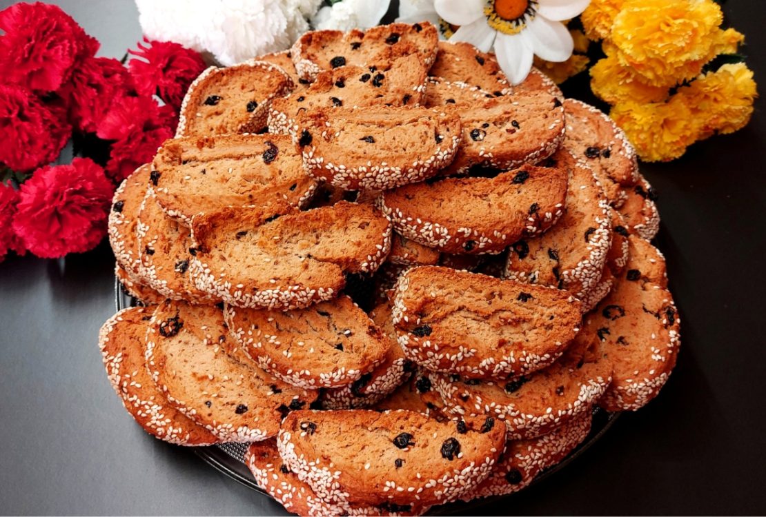 Vegan biscotti (rusks) with black raisins recipe