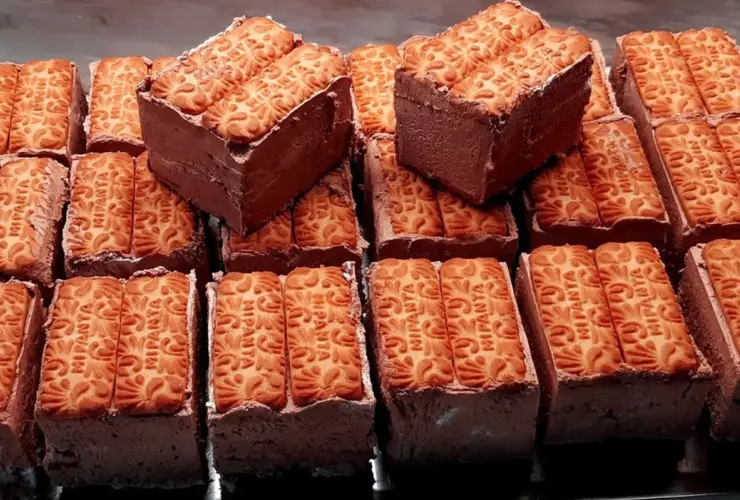 Hazelnut praline ice cream sandwich - παγωτό πραλίνα