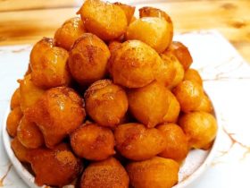 Λουκουμάδες Παραδοσιακοί με Μέλι και Κανέλα σε πιατέλα - Greek Loukoumades