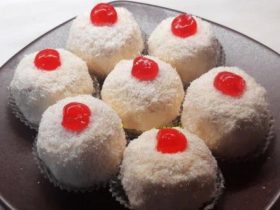 Presentation of coconut cake desserts on a plate