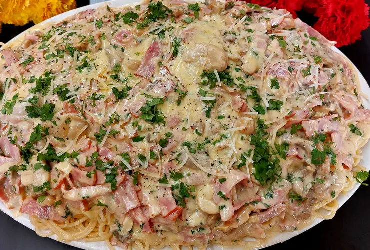 Dish with Spaghetti a la creme
