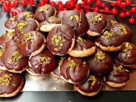 Κουραμπιέδες με επικάλυψη σοκολάτας