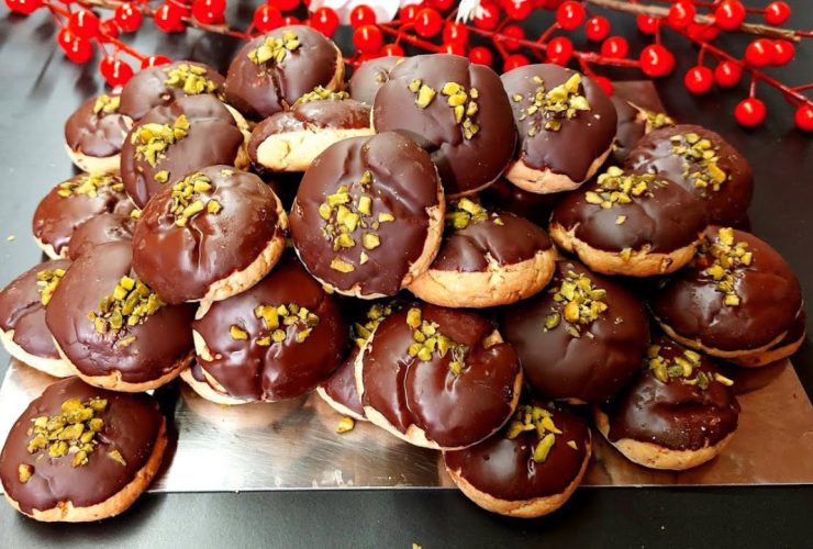 Κουραμπιέδες με επικάλυψη σοκολάτας