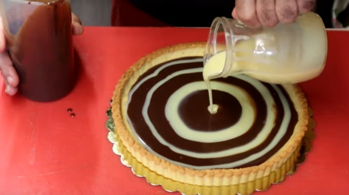 How to fill the tart with liquid chocolate