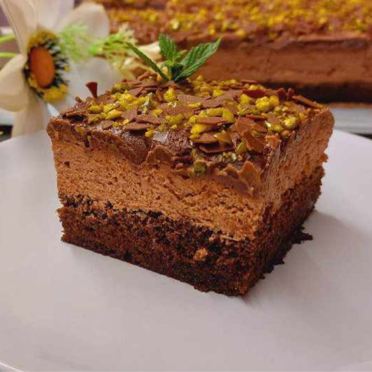 Σοκολατίνα πάστα ταψιού σε πιάτο - Chocolate Sheet Cake in a plate