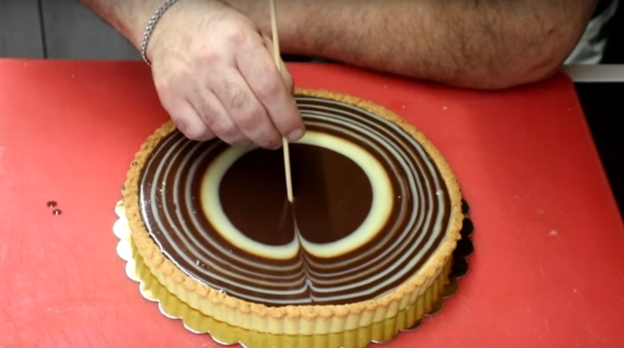 how to shape the chocolate tart