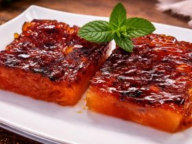 Κομμάτια Χαλβά Φαρσάλων σε πιάτο - Two pieces of greek halva jelly - halvas farsalon on a plate