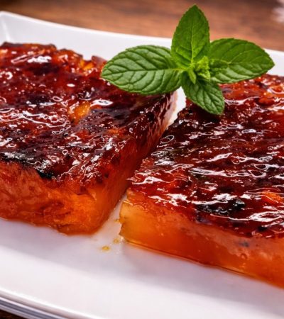 Κομμάτια Χαλβά Φαρσάλων σε πιάτο - Two pieces of greek halva jelly - halvas farsalon on a plate
