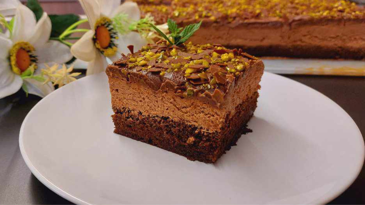 ฮฃฮฟฮบฮฟฮปฮฑฯฮฏฮฝฮฑ ฯฮฌฯฯฮฑ ฯฮฑฯฮนฮฟฯ ฯฮต ฯฮนฮฌฯฮฟ - Chocolate Sheet Cake in a plate