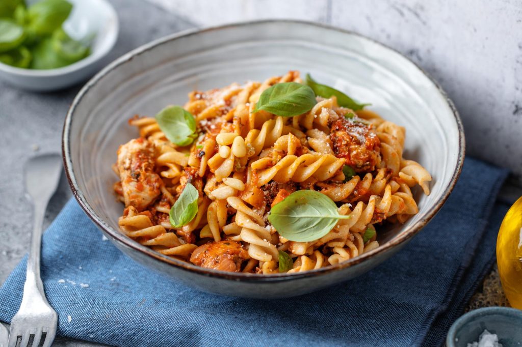 A plate with pasta and tomato sauce - Πιάτο με ζυμαρικά και σάλτσα ντομάτας