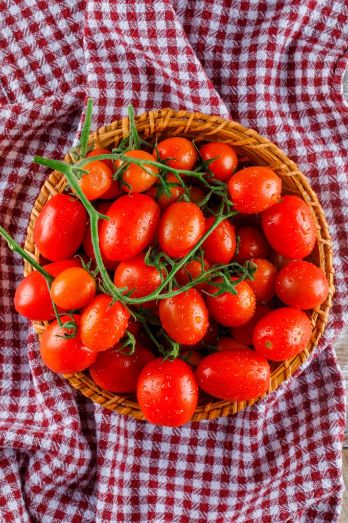 Tomatoes in a basket - Ντομάτες σε καλάθι
