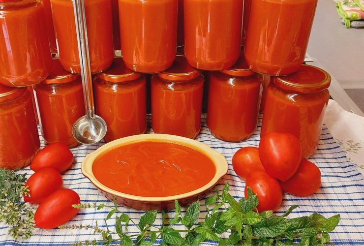 Tomato sauce in jars