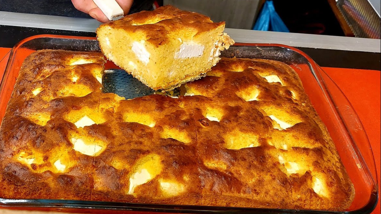 Cornbread with Feta Cheese - Τυρόπιτα Μπομπότα