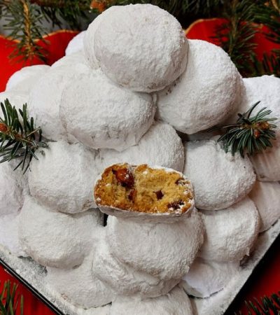 Κουραμπιεδες - Greek Kourabiedes Christmas butter cookies