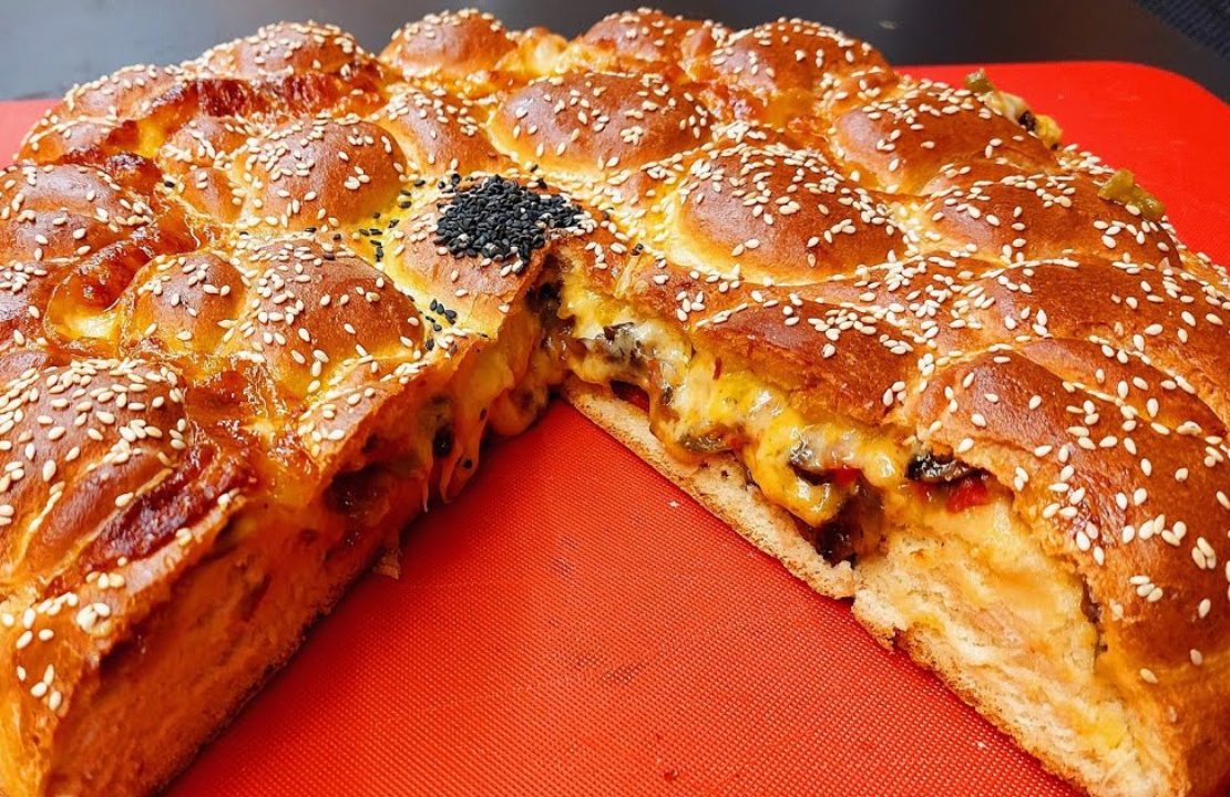 Γεμιστο ψωμί σαν Πίτσα - Pizza Style Stuffed Bread