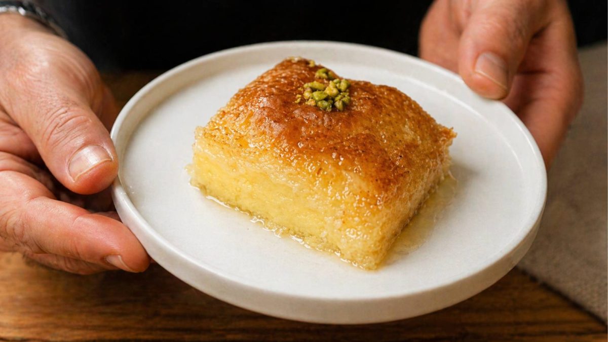 Κομμάτι Γαλακτομπούρεκο σε πιάτο - A piece of Greek Galaktobureko in a plate