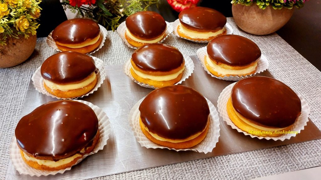 Κοκάκια συνταγή - Chocolate Cream Puffs Recipe