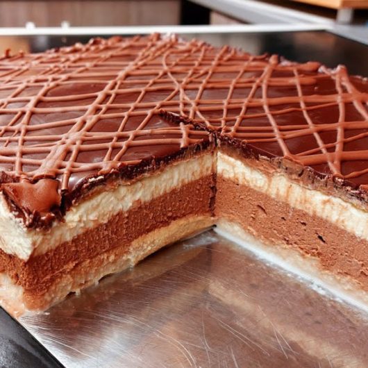 γλυκό ψυγείου με 2 σοκολάτες και γλάσο σοκολάτας - Double Chocolate Icebox Cake with Chocolate Glaze