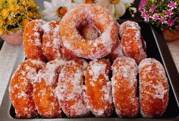 Λουκομαδεσ Παραλιασ - Greek Style Sugar Donuts Loukoumades