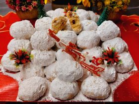 Presentation of Greek Kourampiedes on a plate