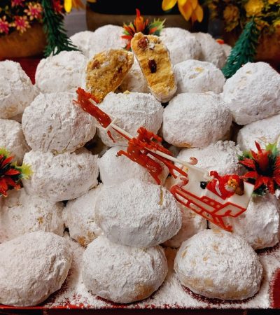 Presentation of Greek Kourampiedes on a plate