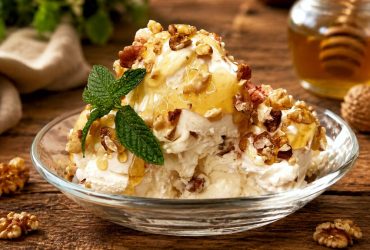 Greek Yogurt Ice Cream with honey and walnuts - Παγωτό Γιαούρτι