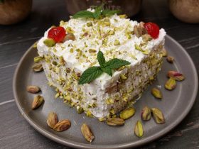 Γλυκό Ψυγείου με κρέμα και φυστίκι αιγίνης - Icebox Cake with cream and pistachios