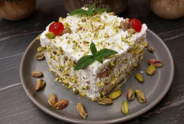 Γλυκό Ψυγείου με κρέμα και φυστίκι αιγίνης - Icebox Cake with cream and pistachios