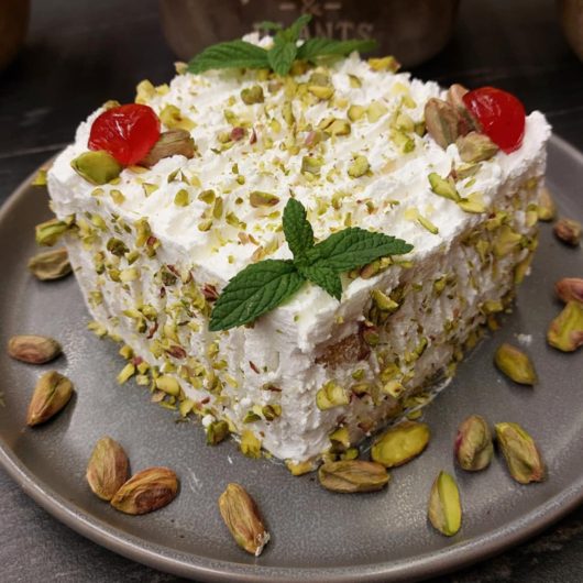 Γλυκό Ψυγείου με κρέμα και φυστίκι αιγίνης - Icebox Cake with cream and pistachios