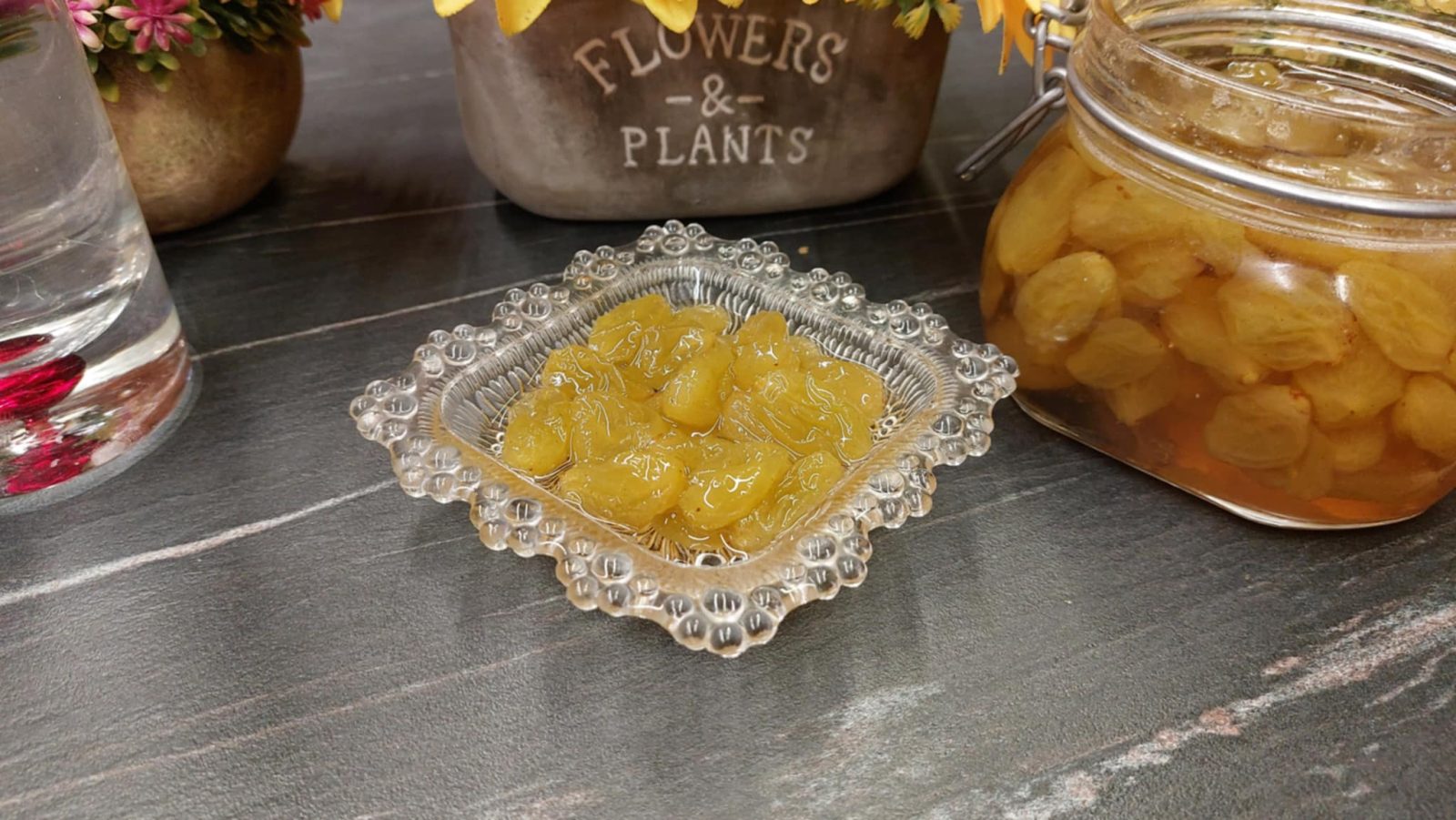 Γλυκό του κουταλιού σταφύλι σε πιάτο - Greek grape spoon sweet in a plate