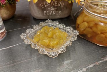 Γλυκό του κουταλιού σταφύλι σε πιάτο - Greek grape spoon sweet in a plate