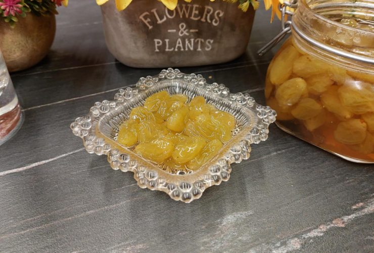 Γλυκό του κουταλιού σταφύλι σε πιάτο - Greek grape spoon sweet in a plate