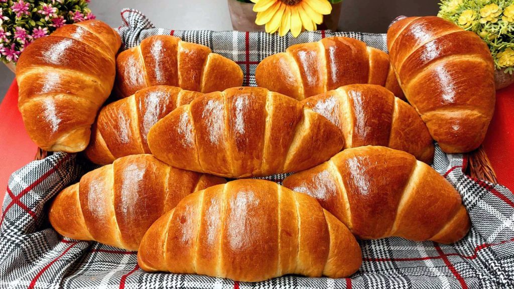 Κρουασάν Γεμιστά με Σοκολάτα - Chocolate Filled Croissants