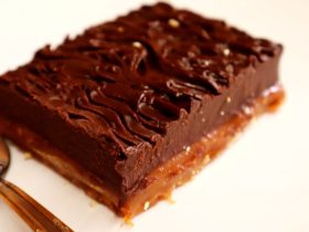 Chocolate Caramel Biscuit Icebox Cake - Γλυκό ψυγείου με σοκολάτα και καραμέλα