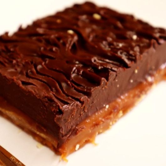 Chocolate Caramel Biscuit Icebox Cake - Γλυκό ψυγείου με σοκολάτα και καραμέλα