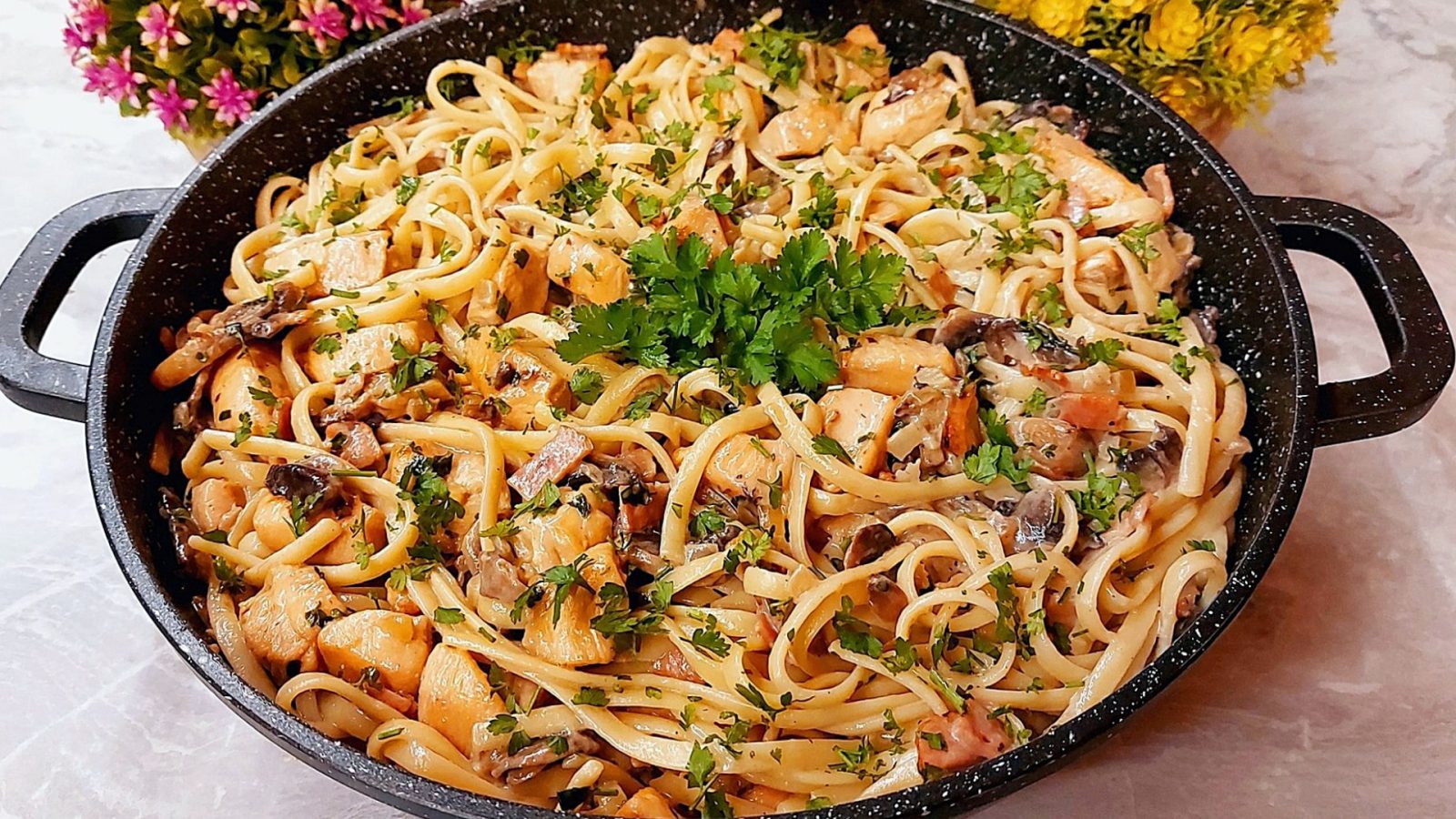 Pasta with chicken and cream sauce - Ζυμαρικά με κρέμα γάλακτος και κοτόπουλο