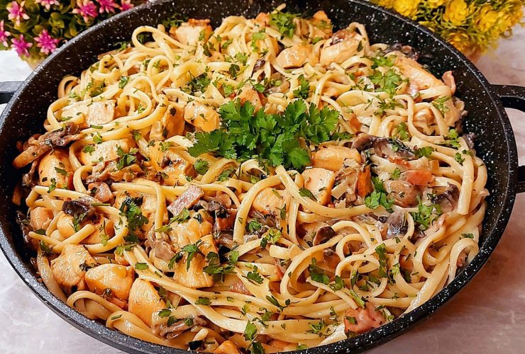 Pasta with chicken and cream sauce - Ζυμαρικά με κρέμα γάλακτος και κοτόπουλο