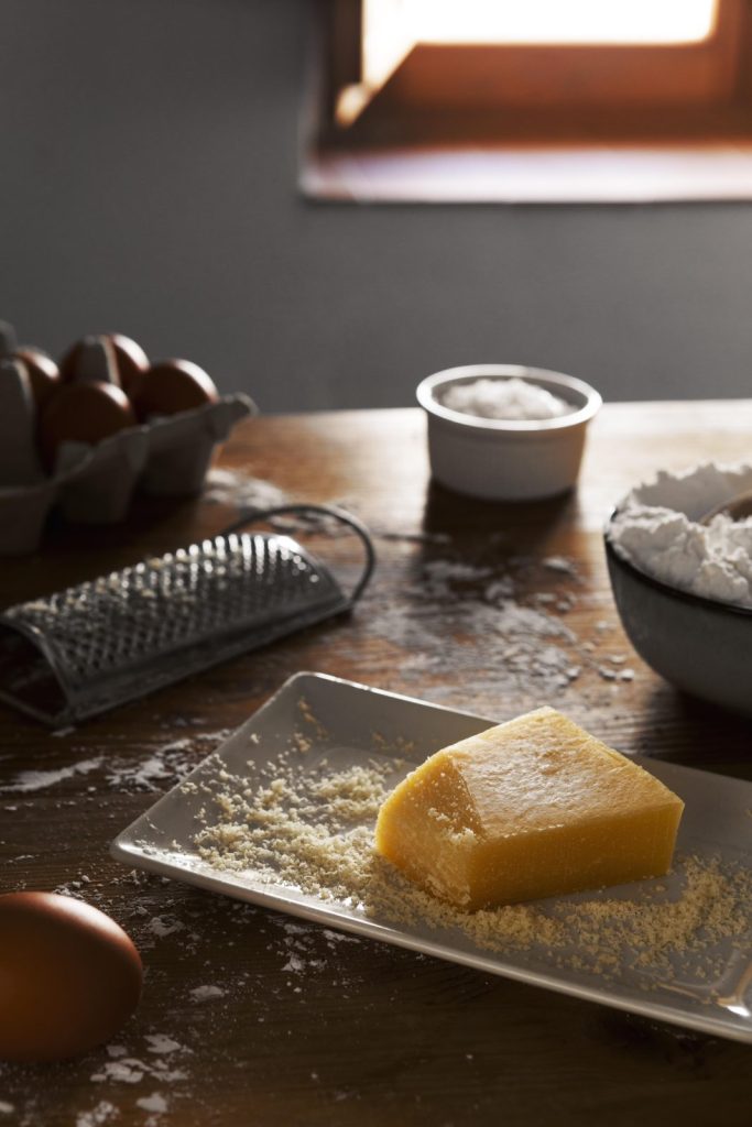 υλικά για τυροκεφτέδες - greek cheese balls ingredients