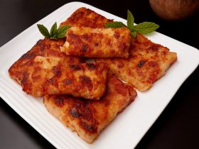 Ζαμπονοτυρόπιτα χωρίς αλεύρι σε πιάτο - flourless ham and cheese pie on a plate