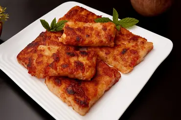 Ζαμπονοτυρόπιτα χωρίς αλεύρι σε πιάτο - flourless ham and cheese pie on a plate