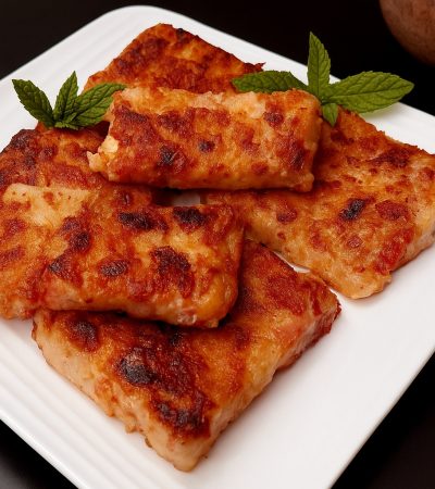 Ζαμπονοτυρόπιτα χωρίς αλεύρι σε πιάτο - flourless ham and cheese pie on a plate