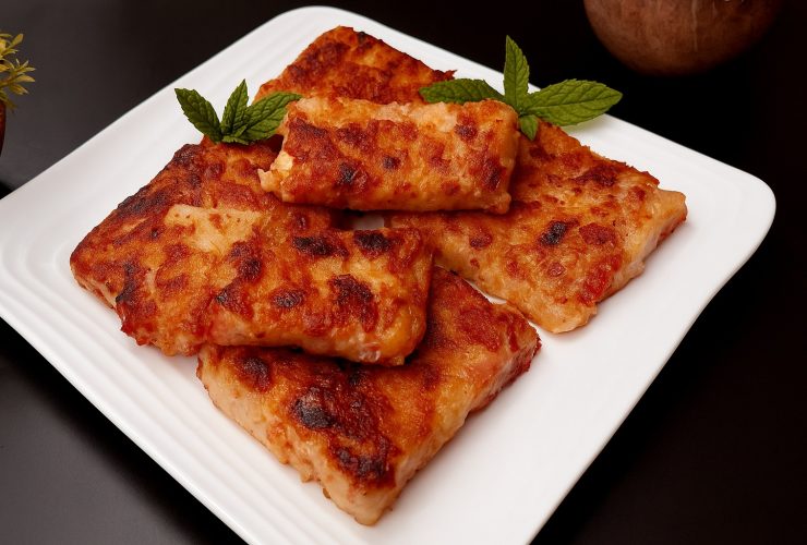 Ζαμπονοτυρόπιτα χωρίς αλεύρι σε πιάτο - flourless ham and cheese pie on a plate