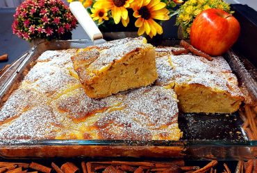 Μηλόπιτα κέικ με κρέμα σε ταψί - Apple cake with cream in a baking dish