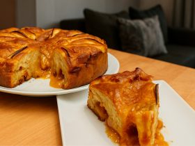 Μηλόπιτα με καραμελωμένη κρέμα - Apple cake with caramel pastry cream