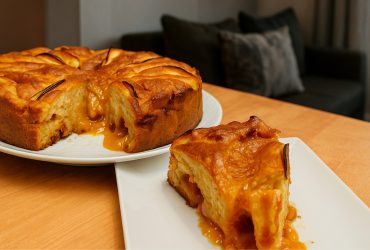 Μηλόπιτα με καραμελωμένη κρέμα - Apple cake with caramel pastry cream