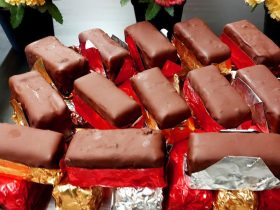 Παστάκια Τυλιχτά - Greek Chocolate Pastries
