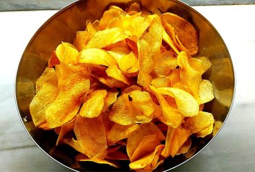 Σπιτικά Πατατάκια σε μπολ - Homemade Potato Chips in a bowl