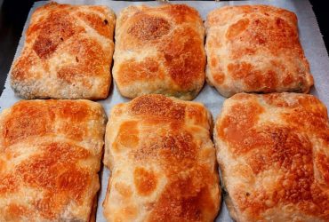 Σπανακόπιτα με φέτα και χειροποίητο φύλλο - Greek Spinach Pies with feta