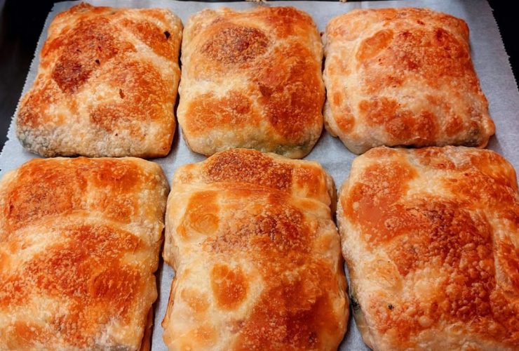 Σπανακόπιτα με φέτα και χειροποίητο φύλλο - Greek Spinach Pies with feta
