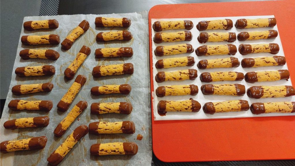 Τα κουλουράκια βουτηγμένα στη σοκολάτα - The cookies just dipped into the chocolate